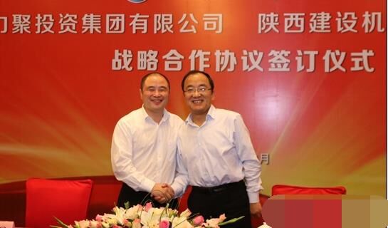 近日，陜建機(jī)械與安徽力聚簽訂戰(zhàn)略合作協(xié)議，陜建機(jī)械董事長(zhǎng)楊宏軍，副總經(jīng)理、營(yíng)銷總監(jiān)賀衛(wèi)東，安徽力聚投資集團(tuán)董事長(zhǎng)宋執(zhí)壽，黨支部書記陳邦勤以及安徽潤(rùn)路公司總經(jīng)理杜永龍等單位領(lǐng)導(dǎo)出席了會(huì)議